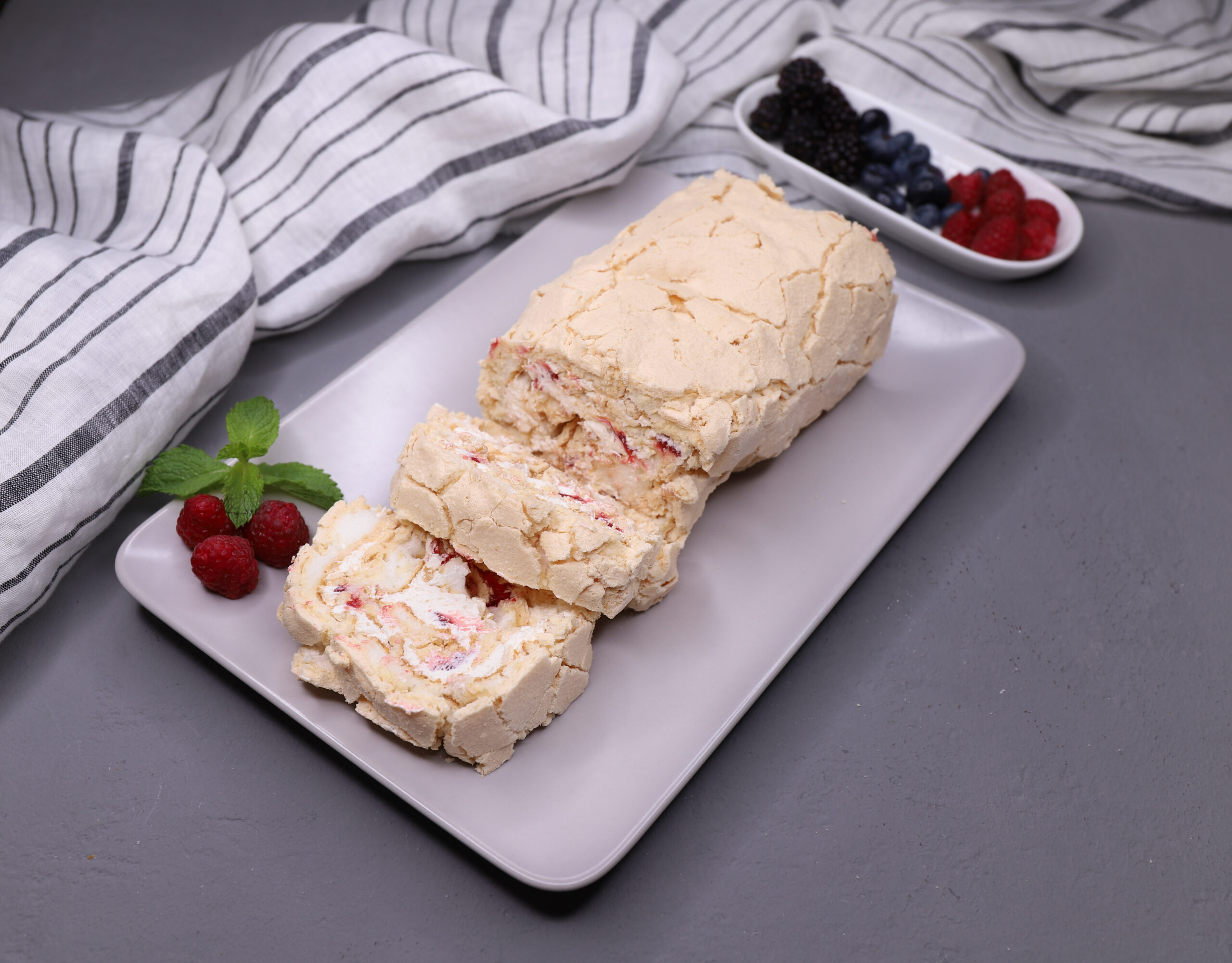 Меренговый рулет Вишня,Малина